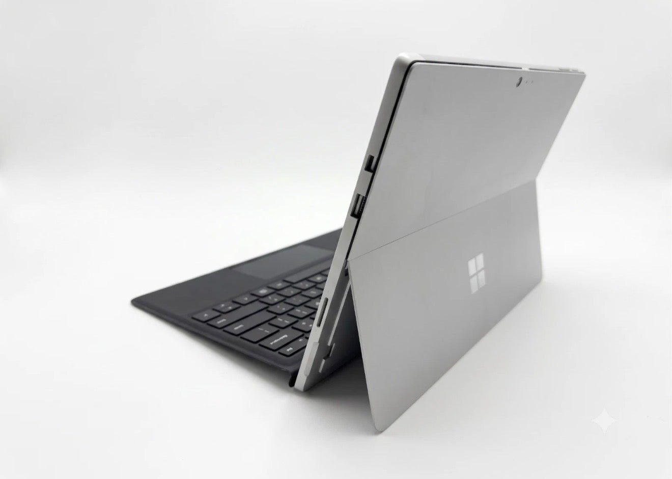 Pre-owned Microsoft Surface Pro 5 12.3 inch touchscreen- Intel i5-7300U, 4GB RAM, 128GB SSD, Win11