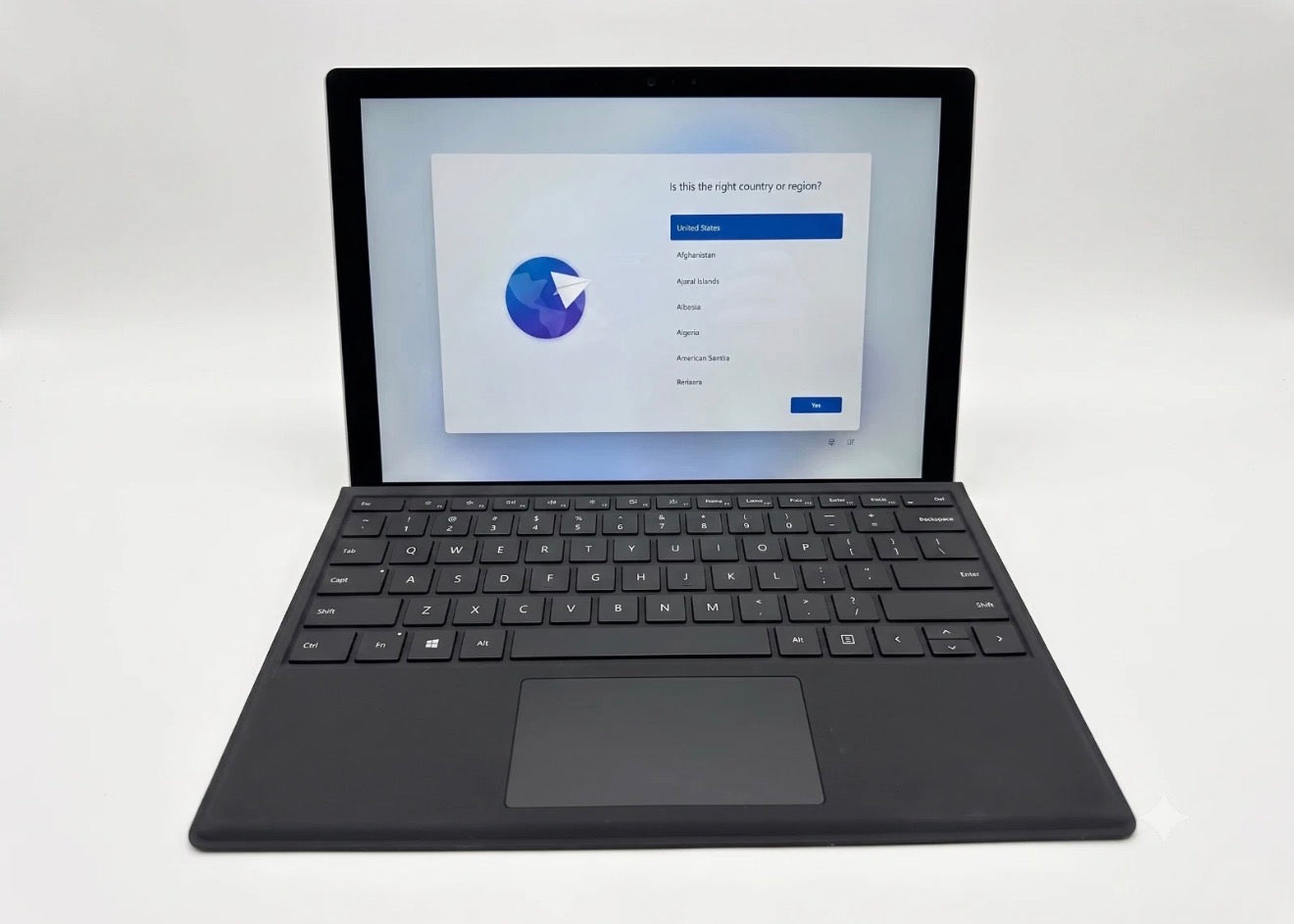 Pre-owned Microsoft Surface Pro 5 12.3 inch touchscreen- Intel i5-7300U, 4GB RAM, 128GB SSD, Win11