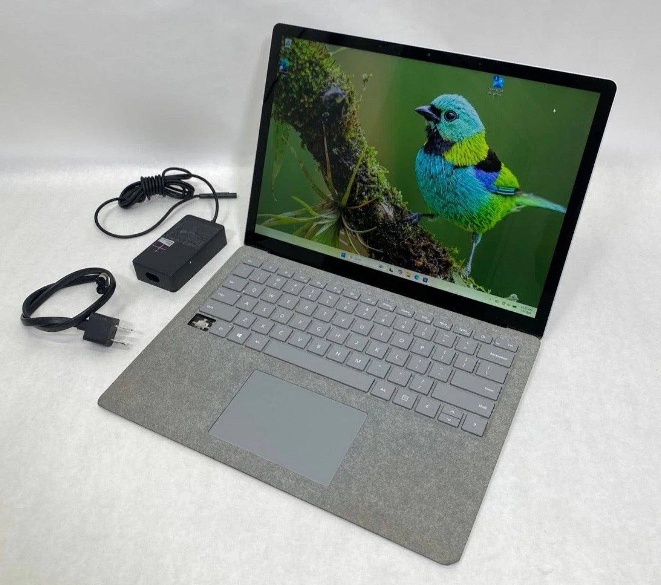 Microsoft Surface Laptop 1796 1st Gen - Intel i5-7300U, 8GB RAM, 128GB SSD (Missing key)