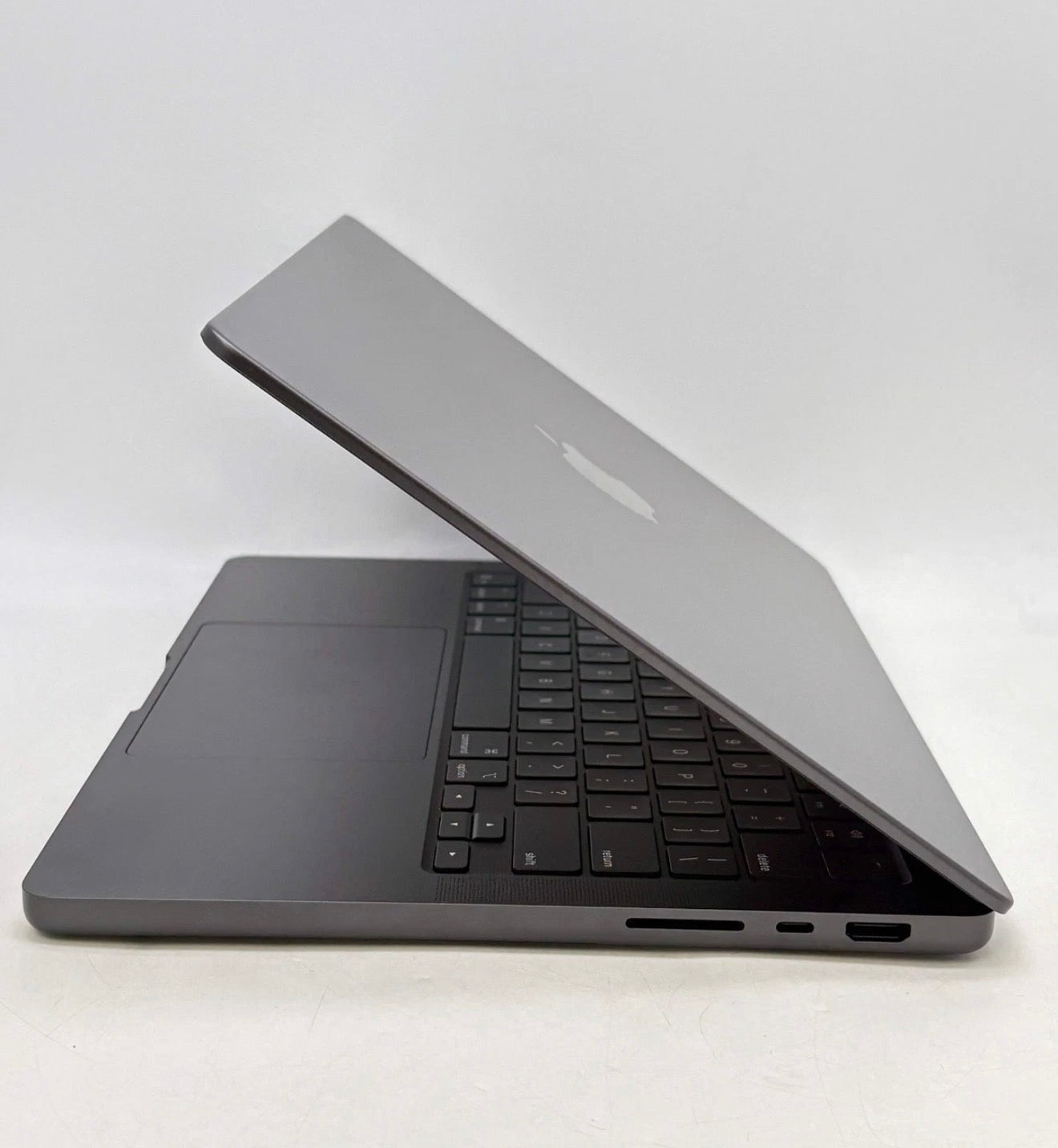 Pre-Owned Apple MacBook Pro 14-inch – M5 Chip – 16GB RAM – 1TB SSD – Space Black