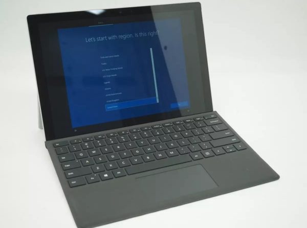 Microsoft Surface Pro 4 Intel Core i5-6300U 2.4GHz 8GB RAM 256GB SSD Windows 10 (Very good condition)