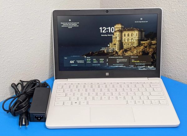 Microsoft Surface Laptop SE 11.6 inch - Intel Celeron 1.60GHz 4GB RAM 64GB SSD (Used)