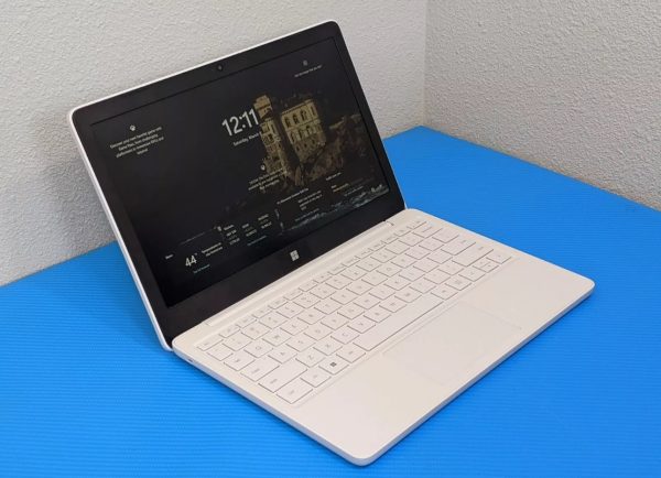 Microsoft Surface Laptop SE 11.6 inch - Intel Celeron 1.60GHz 4GB RAM 64GB SSD (Used) - Image 2