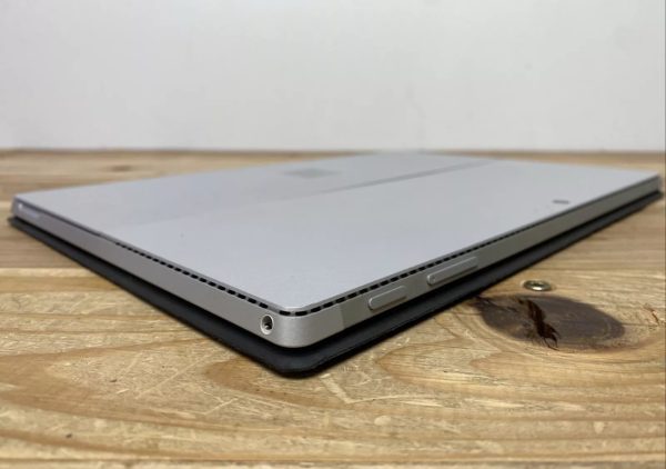 Microsoft Surface Pro 4 (256GB) Light Spot on LCD - Image 4