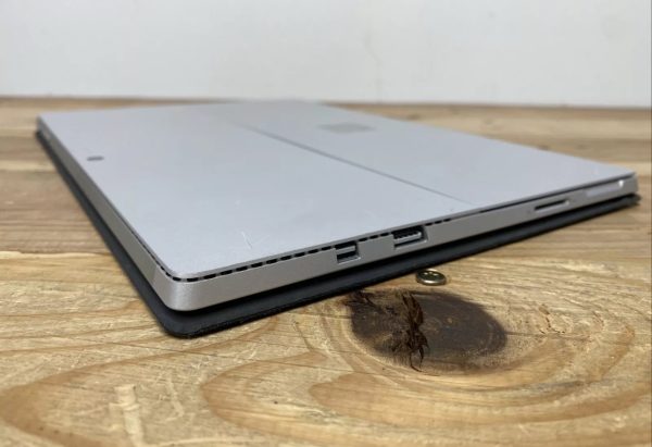 Microsoft Surface Pro 4 (256GB) Light Spot on LCD - Image 5