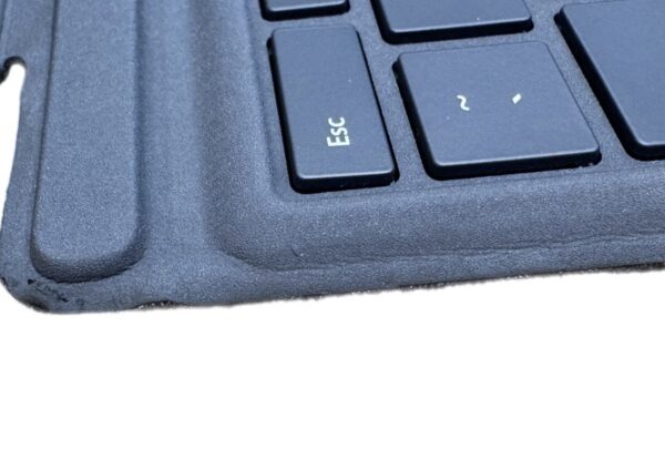 Microsoft Surface Pro 4 12.3 inch - Intel i5-6300U, 8GB RAM, 256GB SSD with pen & keyboard - Image 3