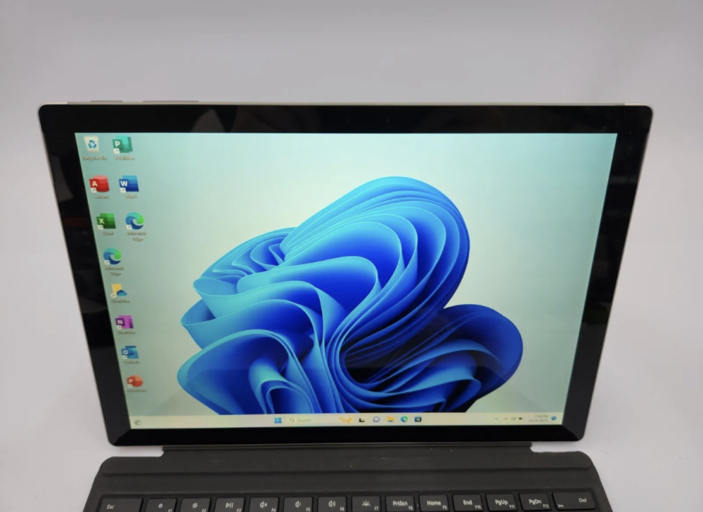 Microsoft Surface Pro 5 (2017) | Intel i5-7300U | 8GB RAM | 256GB SSD | Windows 10 - Refurbished 2-in-1 Tablet image 3