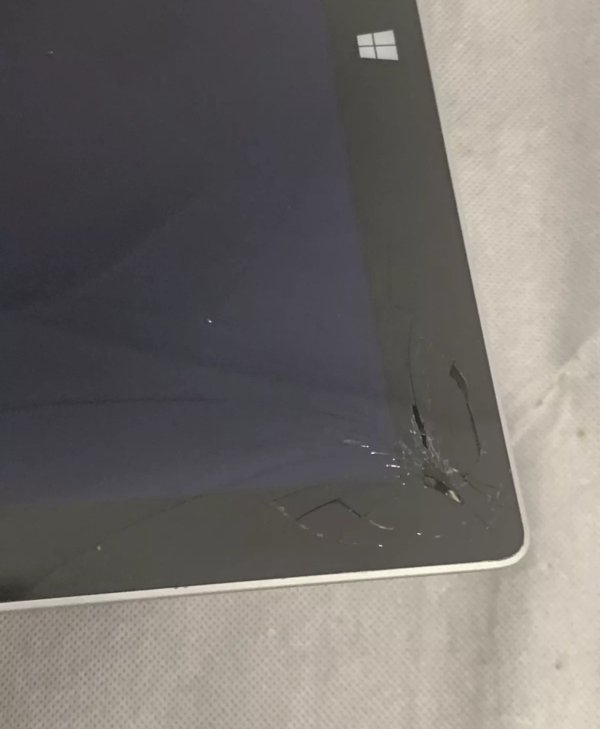 Microsoft surface Pro 3 12.3 Inch Tablet - Intel Core i5 4300U, 4GB RAM, 128GB (Damaged screen) image 4